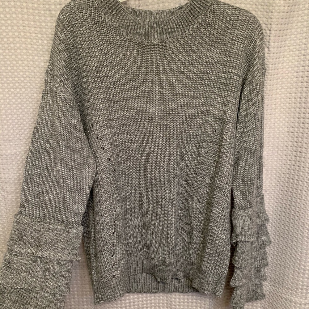 Grey sweater with ruffles sleeves